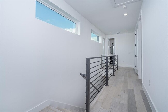 Building Photo - 1419 Montopolis Dr