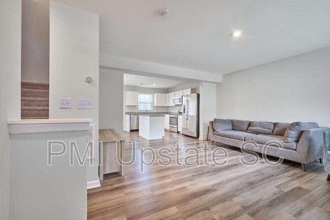 Building Photo - 111 Fernside Ct