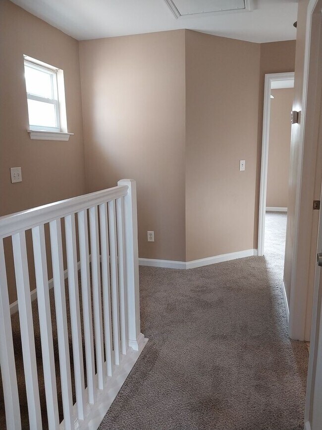 Building Photo - Cute townhome with 3 bd / 2.5 Bath