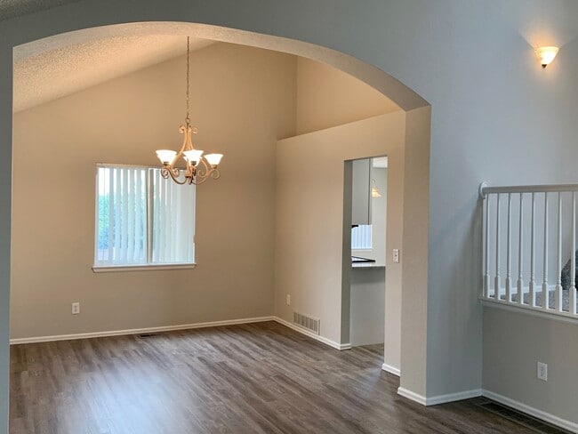 Building Photo - Renovated 4 BR/4BA Home with Large Backyar...