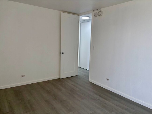 Building Photo - AVAILABLE NOW | Fully Renovated One Bedroo...