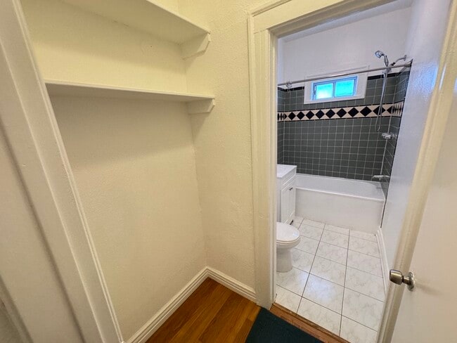 Building Photo - 1960 Argyle Ave