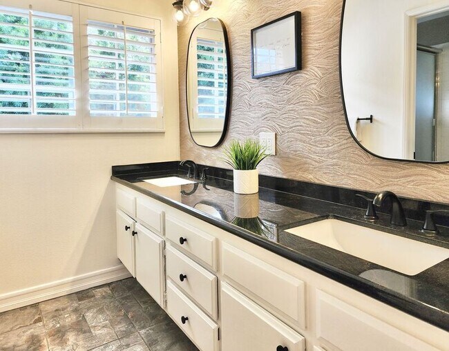 Building Photo - 8118 E Peacock Ln