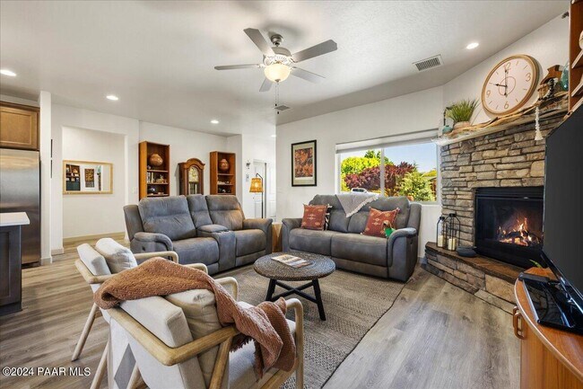 Building Photo - 7275 E Grandview Dr