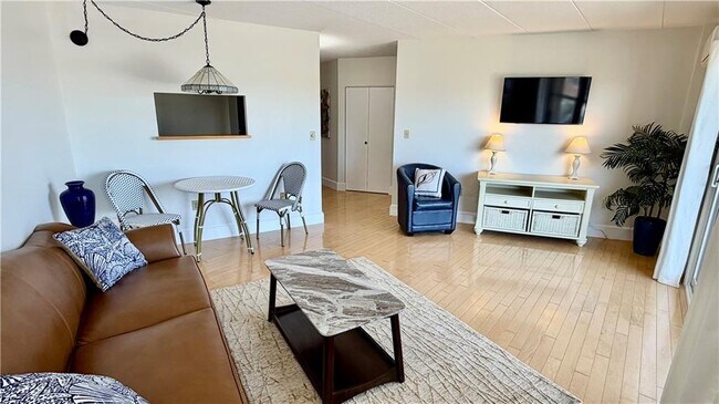 Building Photo - 1302 Capella S
