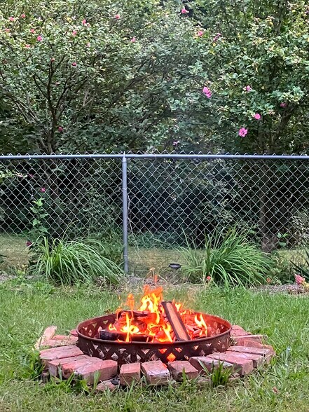 Optional Fire pit use - 5 Lincoln Ave