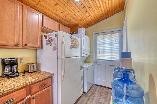 Building Photo - FURNISHED OFF-SEASON RENTAL AVAILABLE STAR...