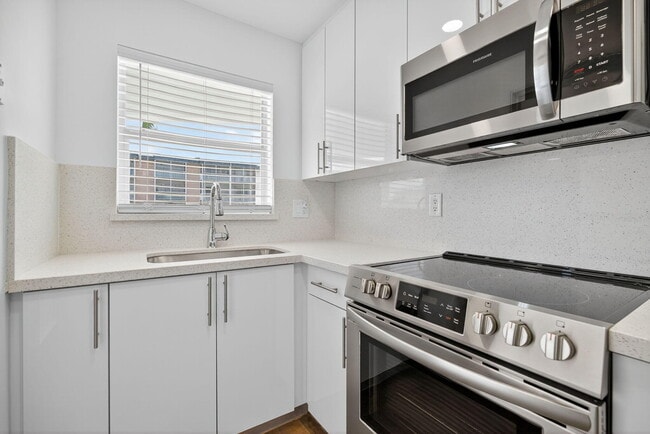 Building Photo - 110 Shore Ct