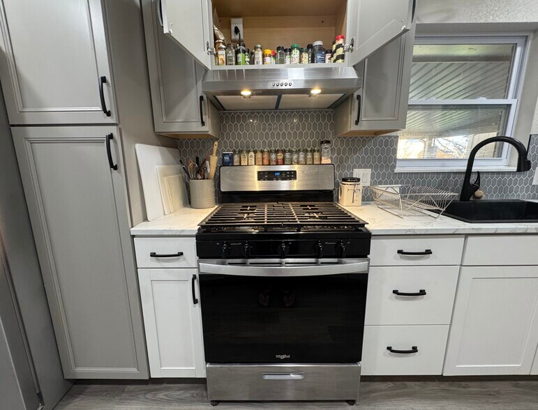 Building Photo - 7860 Linda Cir