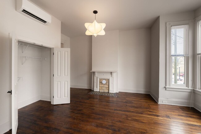 Building Photo - Cozy Urban Studio