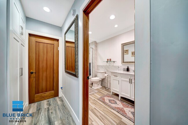 Building Photo - 5839 Vanalden Ave