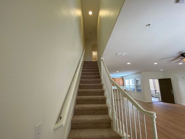 Building Photo - 3 Bed, 2½ Bath Two Story Condo in Natomas' Hampton Village