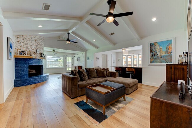 Building Photo - 2406 Blue Water Ln