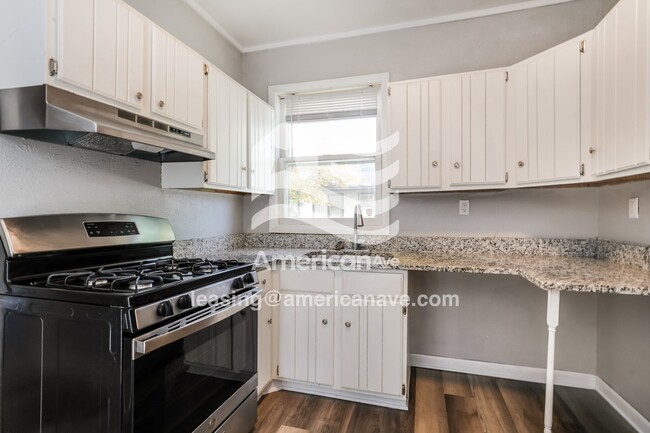 Building Photo - 1202 E Fox St