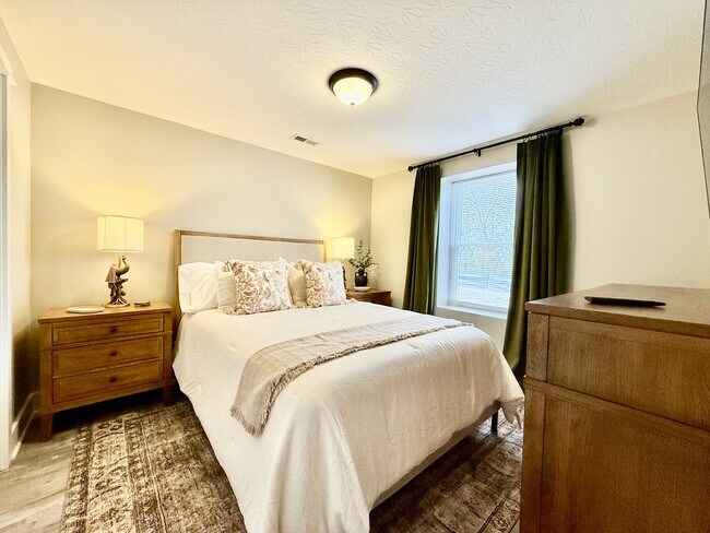 Building Photo - New 5BR Retreat With Hot Tub 2 Living Areas WC, OH