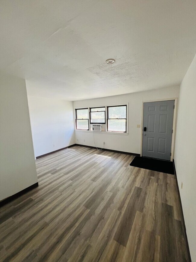 Building Photo - 1006 Archer Ave