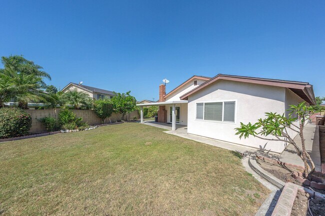 Building Photo - Spacious Single-Family Home with Yard!