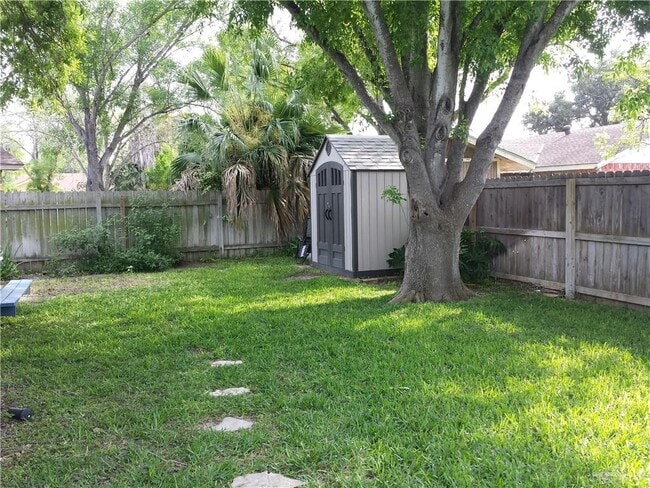 Building Photo - 11 Gardenia Cir