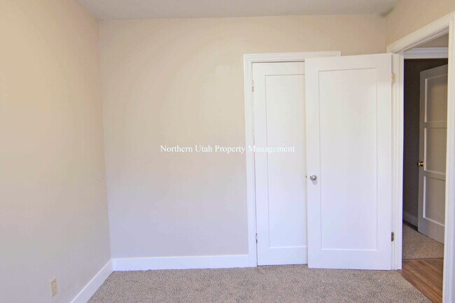 Building Photo - 2 Bed, 1 Bath Upper Unit