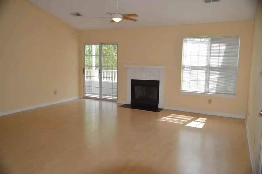 Primary Photo - 2 Forest Glen Cir