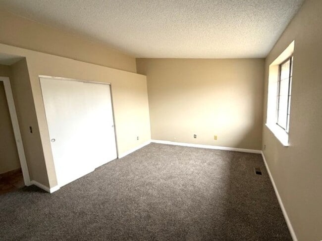 Building Photo - 3 bedroom house in Elko with garage