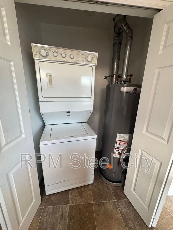 Building Photo - 498-498 W Bellflower Dr