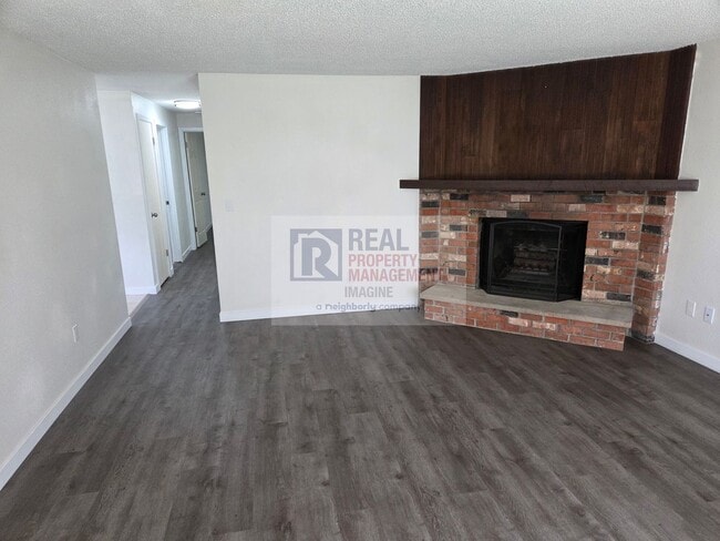 Building Photo - Check out this completely wonderful 2-bedroom, 1.0-bath unit!
