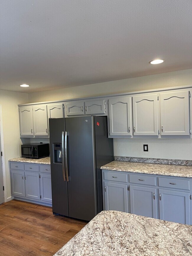 Building Photo - Available November 21st!   6 Month lease