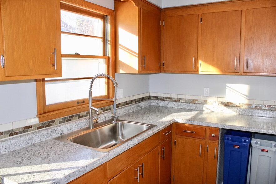 Building Photo - 4000 Cleveland St NE