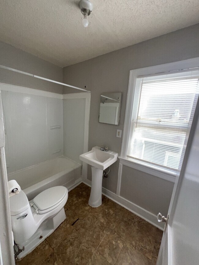 Building Photo - 1552 Lombardy St