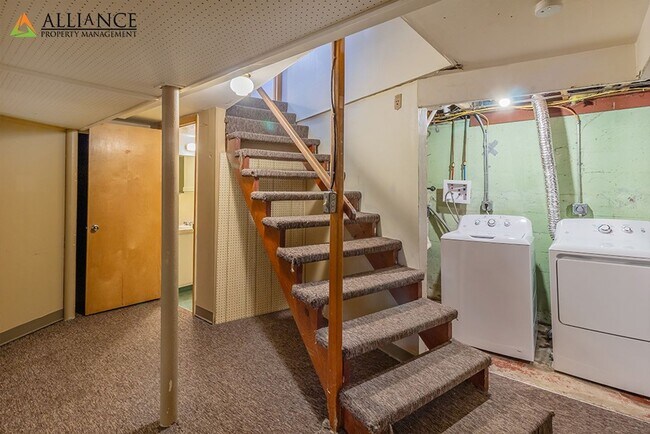 Building Photo - 1526 Jarvis Dr