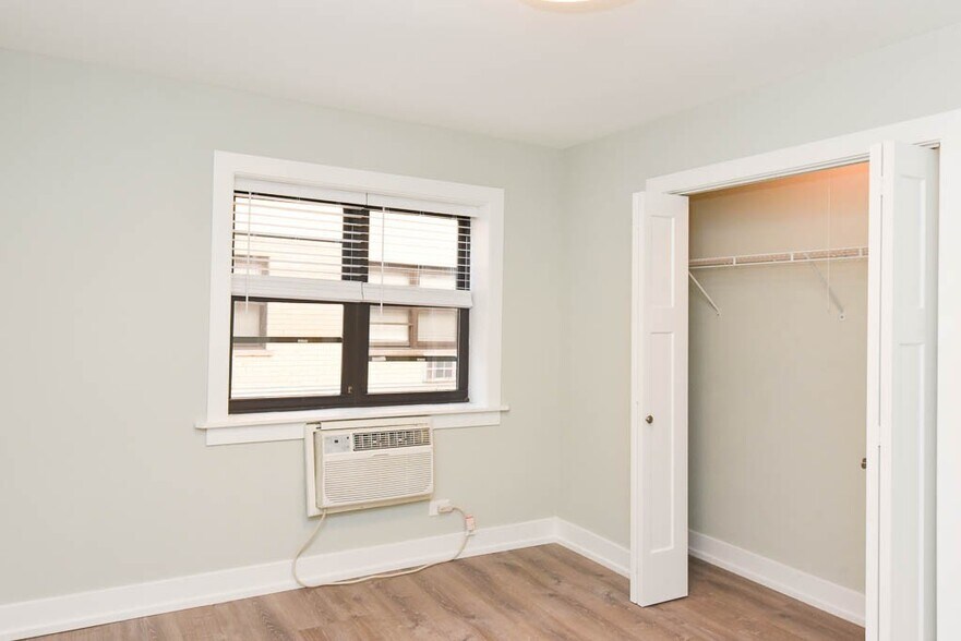 Building Photo - 450 W Barry Ave