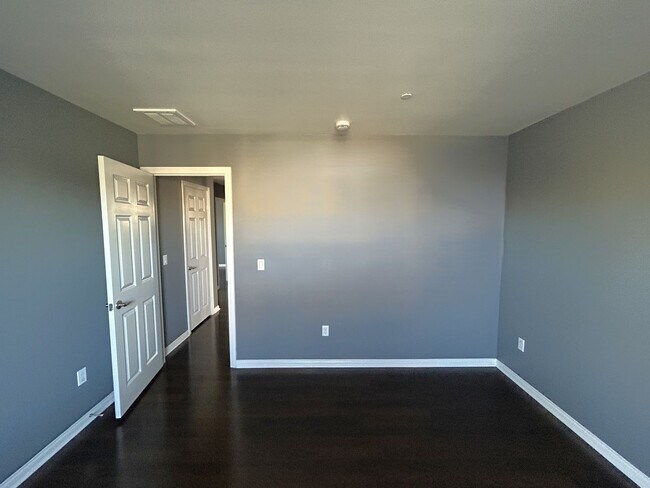 Building Photo - NATURE TRAIL CHINO  (5 BED, 2.5 BATH)