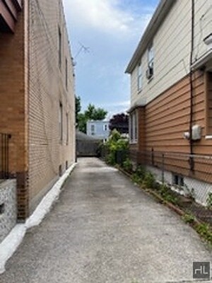 Building Photo - 78 AVENUE