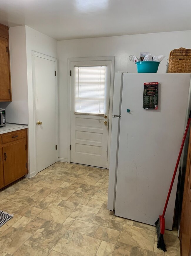 Building Photo - Short Term Lease Available on a 2 Bed 1 Ba...