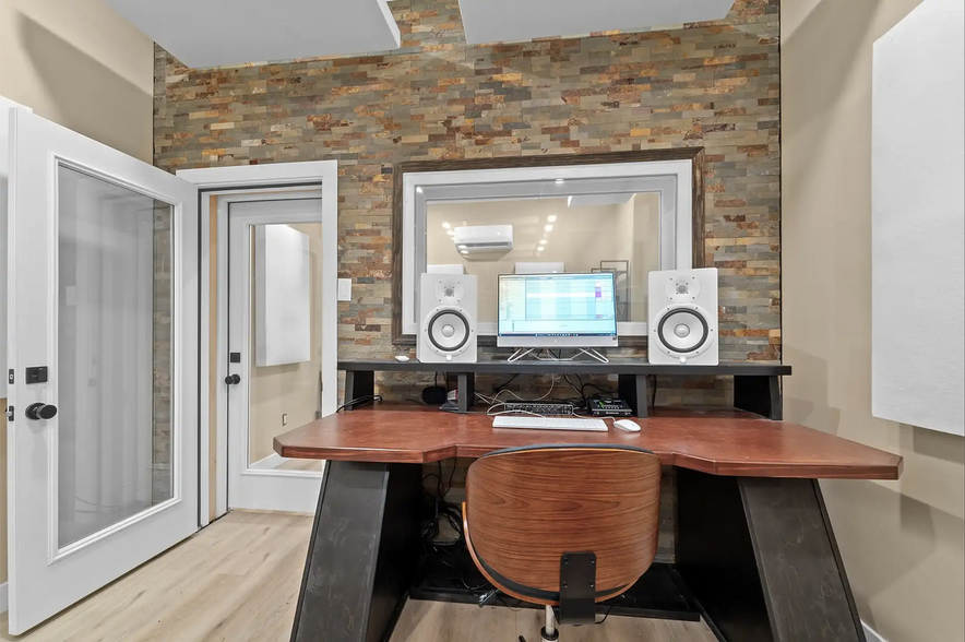 Music Studio - 6669 De Longpre Ave