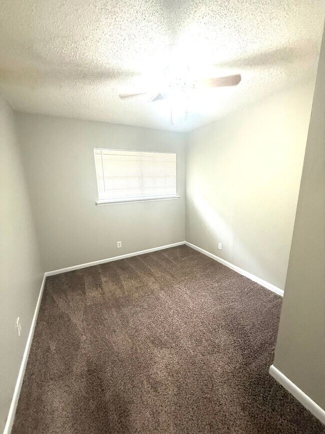 Building Photo - **3 Bed 2 Bath located off Wares Ferry Road** Call our self showing number to schedule a tour 334...