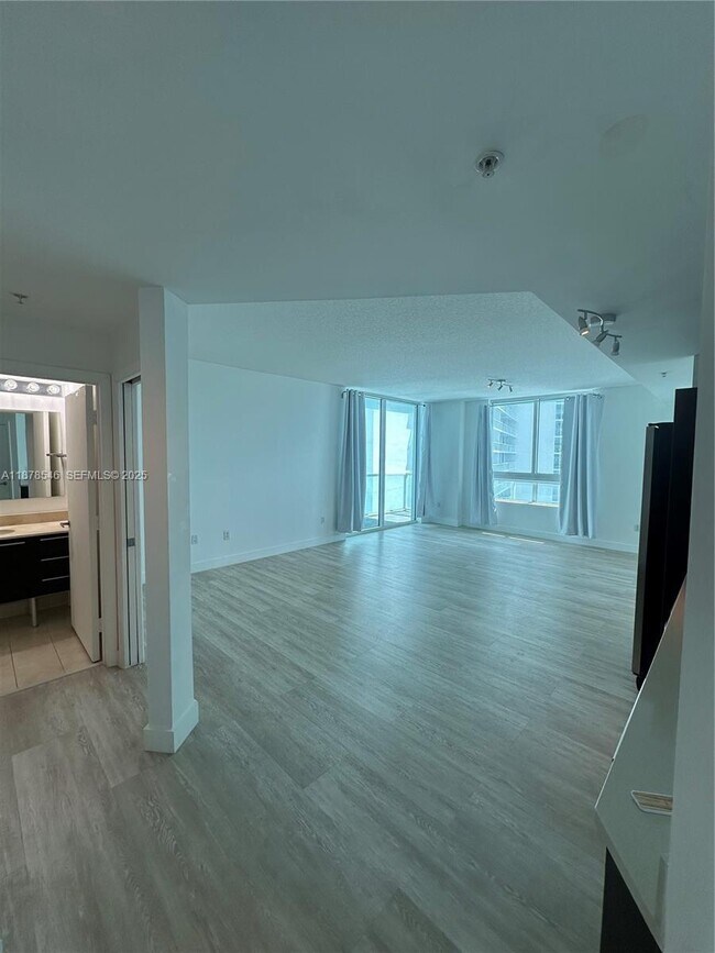 Building Photo - 1900 N Bayshore Dr