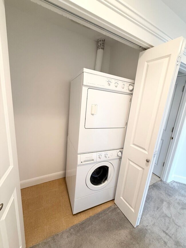 Building Photo - 2BR Condo with Private Patio Near Discovery Park – Blue Heron Community