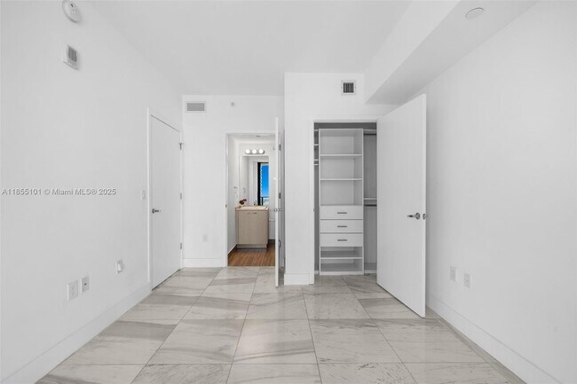 Building Photo - 1010 Brickell Ave