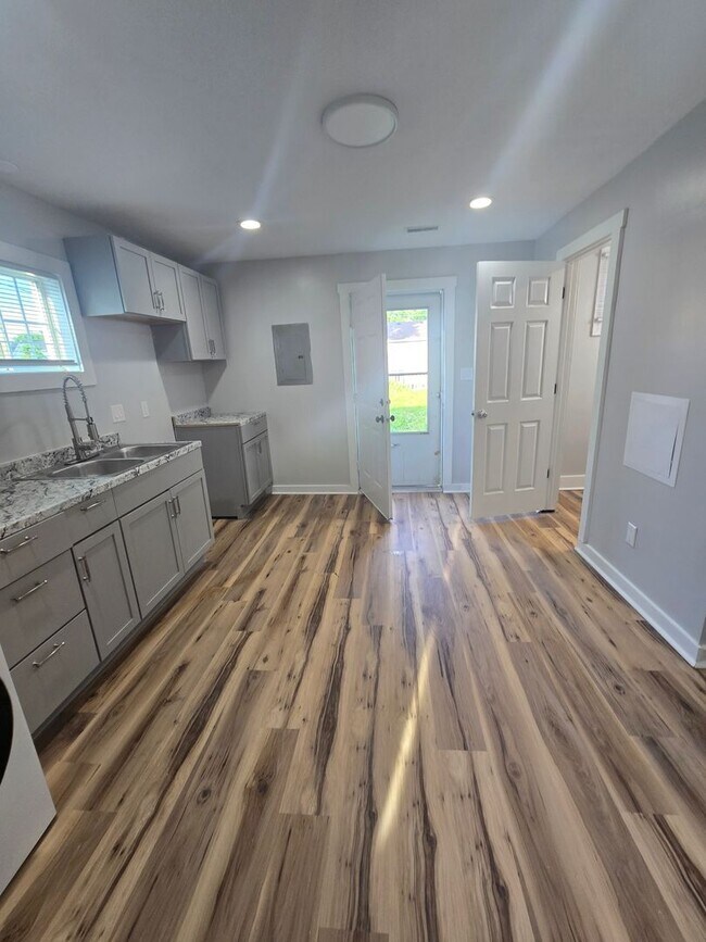 Building Photo - One Bedroom Duplex located on the Westside near 10th St and White River Pkway Dr
