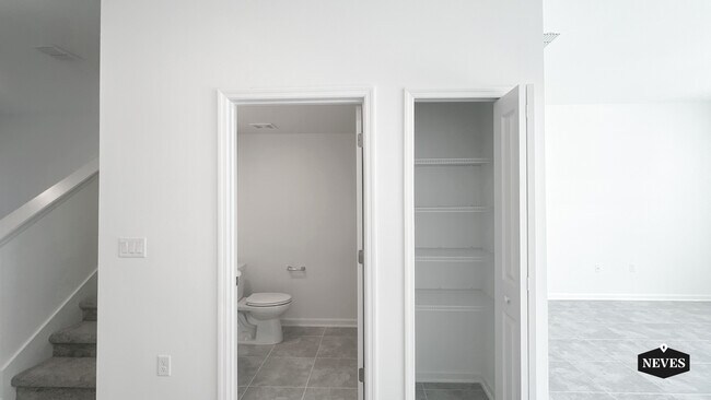 Building Photo - 2562 Skyline Lp