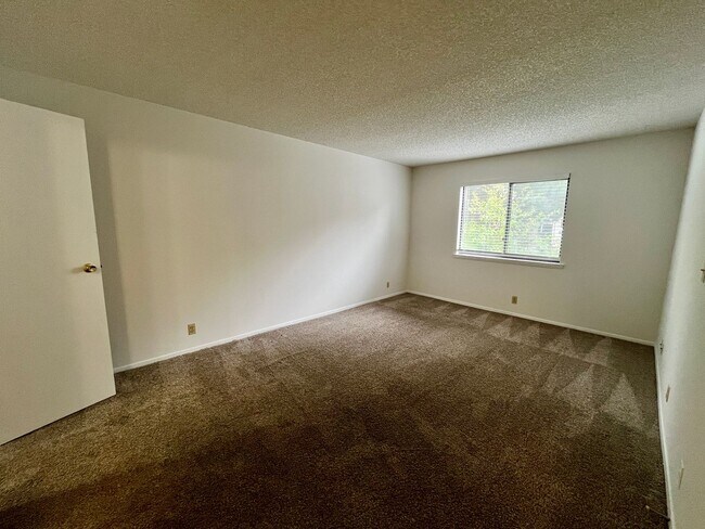 Building Photo - Nice 2 bed 2 bath second floor unit near Buckley Air Force base!