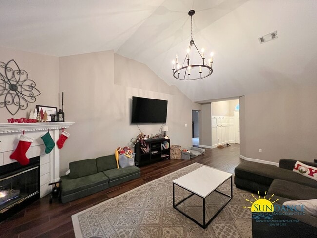 Building Photo - Charming Large 4-Bedroom Home in Crestview!