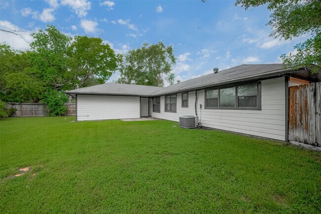 Building Photo - 8057 Ridgeview Dr