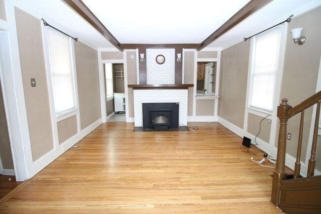 Building Photo - Adorable 3bdrm Downtown Bungalow