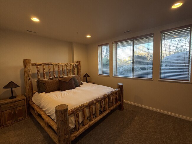 Building Photo - 3612 N Huntsman Path