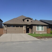 Building Photo - Beautiful 3 Bed/3 Bath Single Level Home i...
