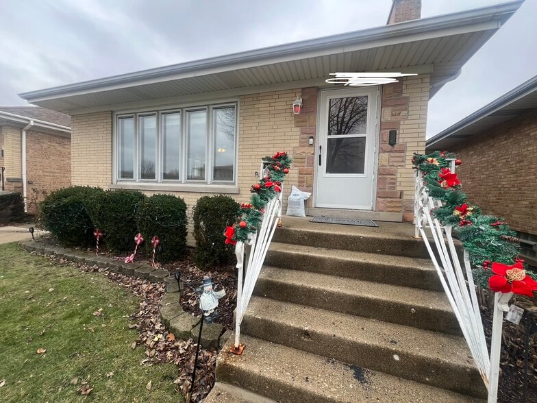 Building Photo - 4852 N Greenwood Ave