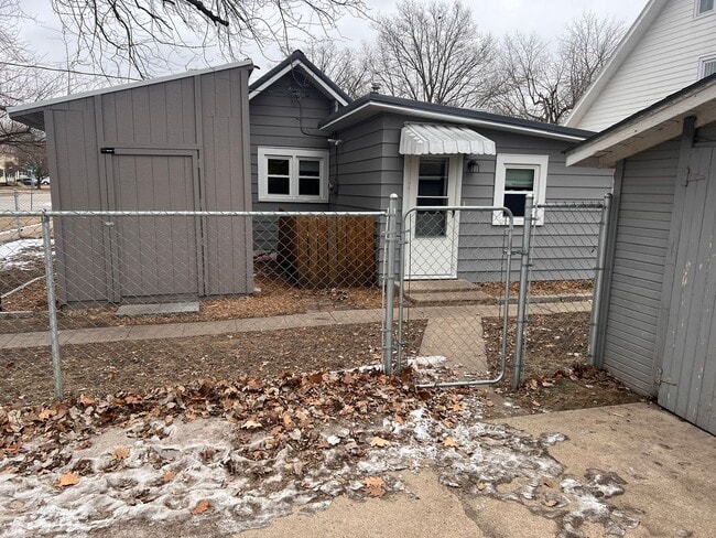 Building Photo - 2 bedroom home in Boone, fenced in yard, great for families!